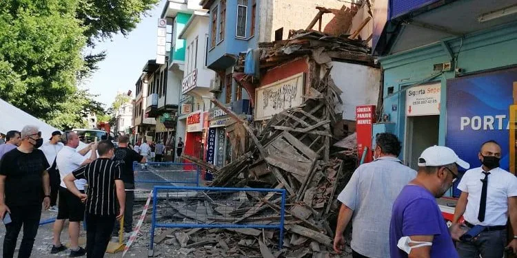 Bursa’da tarihi bina yerle bir oldu