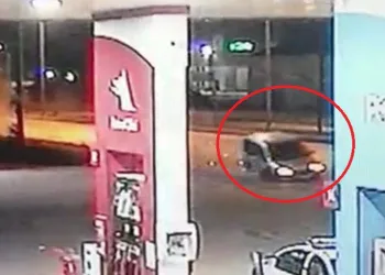 Bursa’da kontrolden çıkan araç petrol istasyonuna daldı