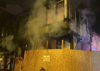 Bursa’da metruk binada yangın