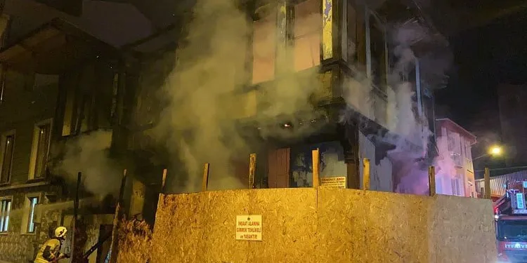 Bursa’da metruk binada yangın