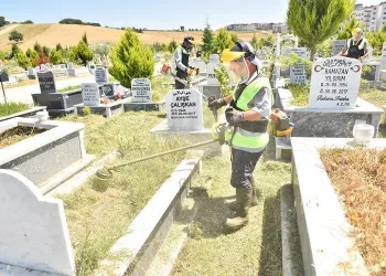 Bursa’da mezarlıklar bayrama hazır