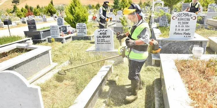 Bursa’da mezarlıklar bayrama hazır
