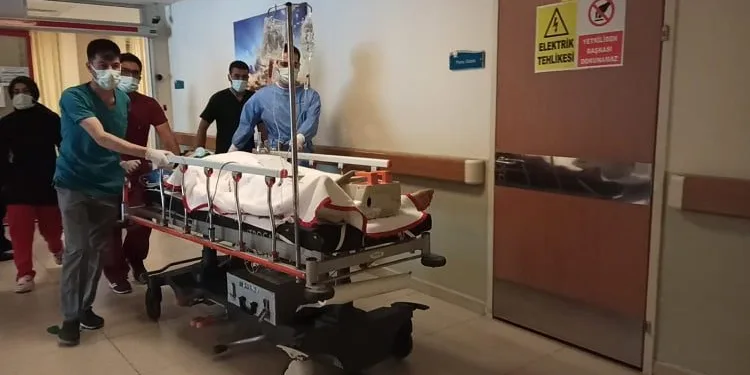 8 metre yüksekten beton zemine düştü! Durumu ağır