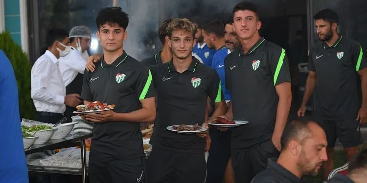 Bursasporlu futbolcular mangal partisinde buluştu