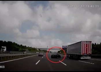 Otobanda dehşete düşüren anlar! Trafiği birbirine kattı