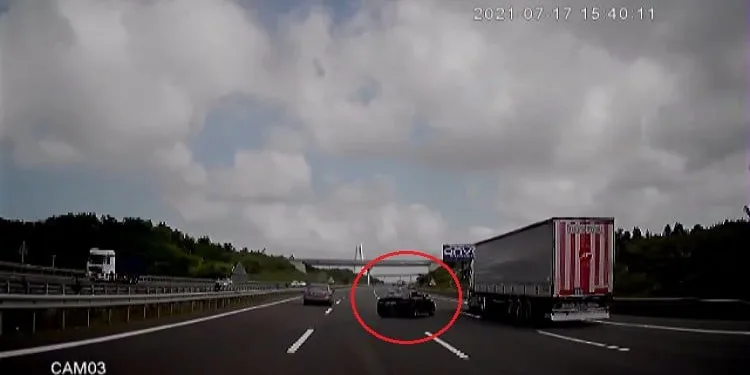 Otobanda dehşete düşüren anlar! Trafiği birbirine kattı