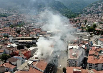 Bursa’da iş merkezinde yangın