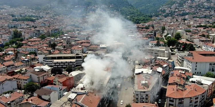 Bursa’da iş merkezinde yangın