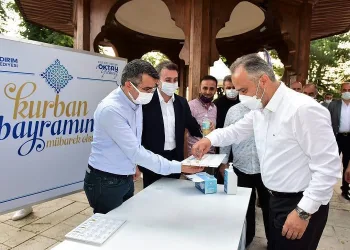 Başkan Oktay Yılmaz bayramı Yıldırım Beyazıt Camii’nde karşıladı