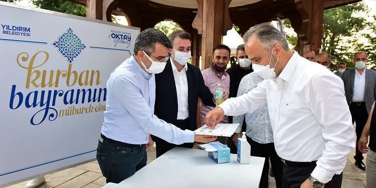 Başkan Oktay Yılmaz bayramı Yıldırım Beyazıt Camii’nde karşıladı
