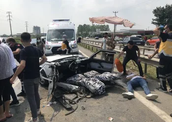 D100’de feci kaza! Otomobil ikiye bölündü