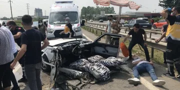 D100’de feci kaza! Otomobil ikiye bölündü