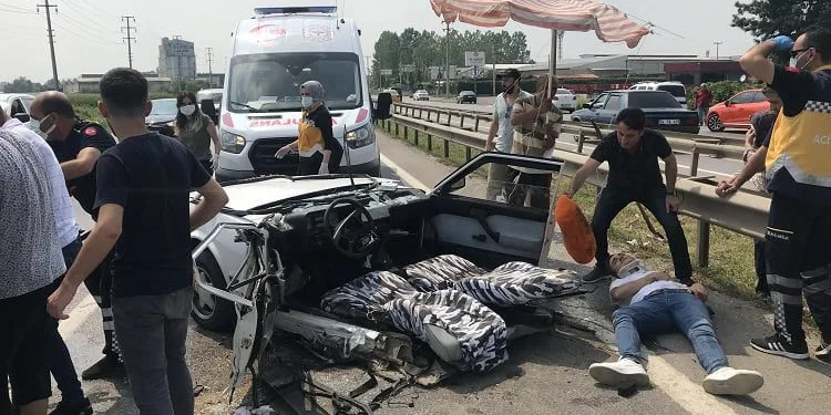 D100’de feci kaza! Otomobil ikiye bölündü