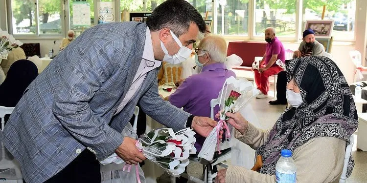 Başkan Yılmaz’dan hastane ve huzurevi bayram ziyareti