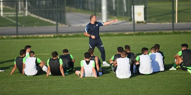 Bursaspor’da üç oyuncu takımdan gönderildi