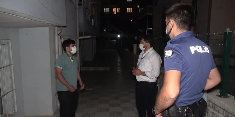 Karantinadan kaçıp cenazeye gittiler