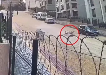 Metrelerce sürüklendi! Panik anları kamerada