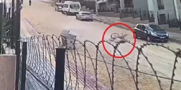 Metrelerce sürüklendi! Panik anları kamerada