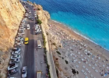 Park yeri kalmadı! Tatilcilerin gözdesi oldu