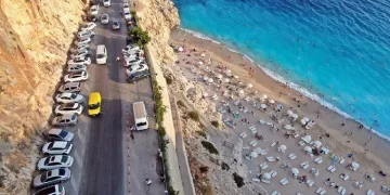 Park yeri kalmadı! Tatilcilerin gözdesi oldu
