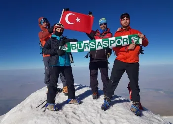 Bursalı dağcılar Ağrı Dağı zirvesinde