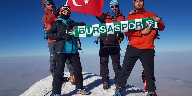 Bursalı dağcılar Ağrı Dağı zirvesinde