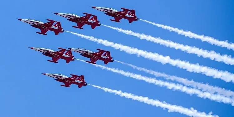 Türk Yıldızları’ndan Bursa’da nefes kesen gösteri