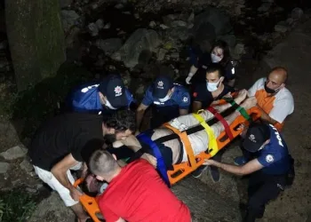 Bursa’da arkadaşlarıyla alkol alırken dereye düştü