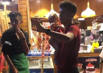 Bursa’da tarihi çarşıda bebek alarmı! Ailesi unutup gitti