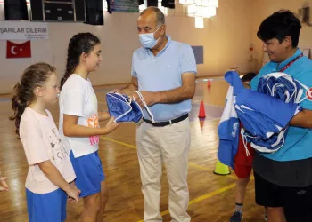 Genç basketbolculara Başka Türkyılmaz’dan forma ve çanta hediye