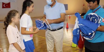 Genç basketbolculara Başka Türkyılmaz’dan forma ve çanta hediye
