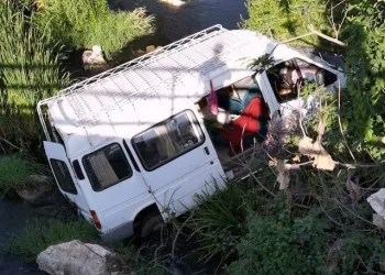 Bursa’da işçileri taşıyan minibüs dereye uçtu