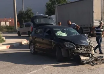 Bursa’da kamyon ile otomobil çarpıştı
