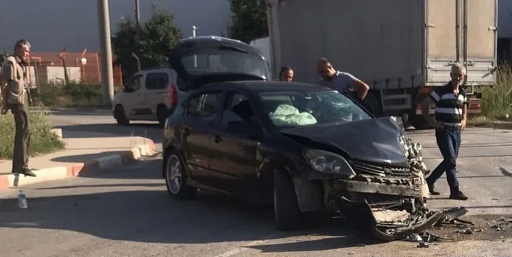 Bursa’da kamyon ile otomobil çarpıştı