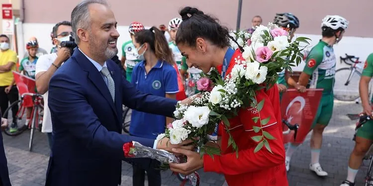 Olimpiyatlarda tarih yazan İlgün’e coşkulu karşılama