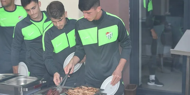Bursasporlu oyuncular mangal partisinde moral depoladı