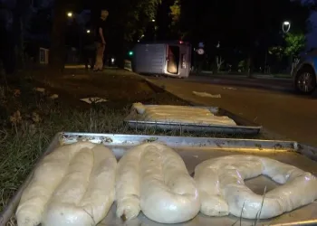 Bursa’da hamur yüklü araç takla attı