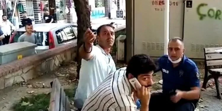 Bursa’da yaktığı evini bankta oturup izledi