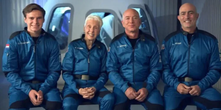 Dünyanın en zengin insanı Jeff Bezos uzaya gidiyor