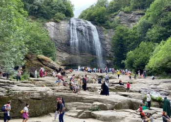 Suuçtu Şelalesi bayramda ziyaretçi akınına uğradı