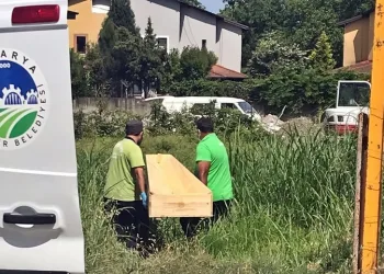 Köpeğin ağzında görünce fark etti! 2 ceset birden çıktı