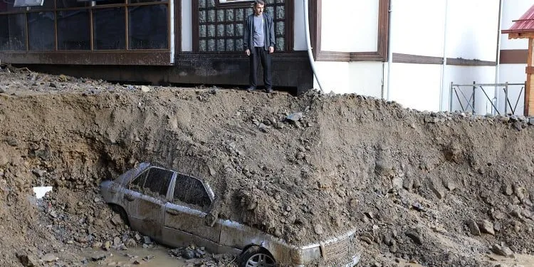 Rize’de afetin hasarı gün ağarınca ortaya çıktı