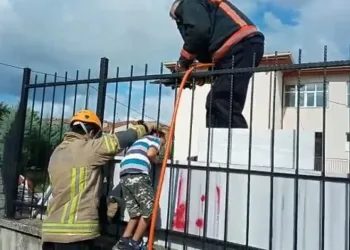 Bursa’da okulun demir korkuluklarına başı sıkıştı