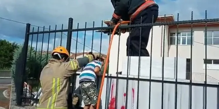 Bursa’da okulun demir korkuluklarına başı sıkıştı