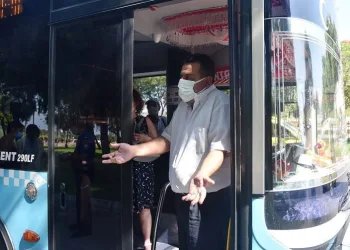 HES kodu olmayan turistleri otobüsten indirdi