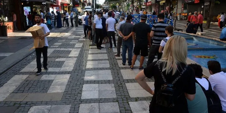 Duyan sıraya girdi! Ucuz eşya kuyruğu