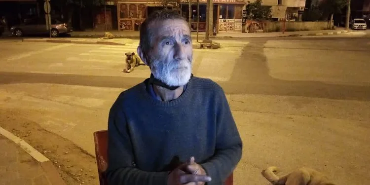 Gündüzleri hurda topluyor geceleri sokak hayvanlarını besliyor