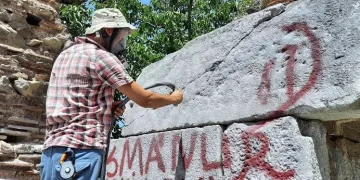 Bursa’da tarihi yapılardaki izler siliniyor