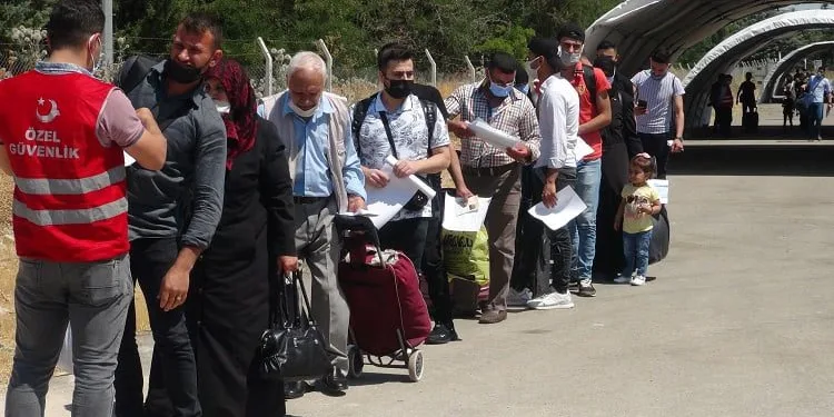 Suriyeliler bayram için ülkelerine gitmeye başladı