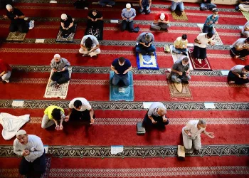Bursa’da maske ve sosyal mesafeli bayram namazı